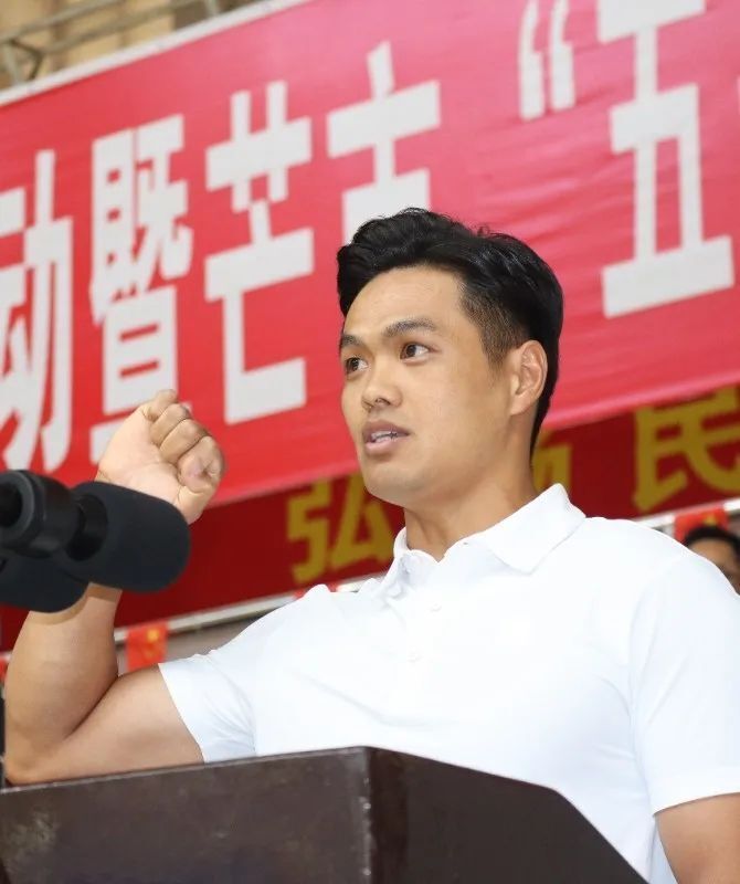 开幕式上,裁判员和运动员分别宣誓,他们表示将严格遵守比赛规则,以