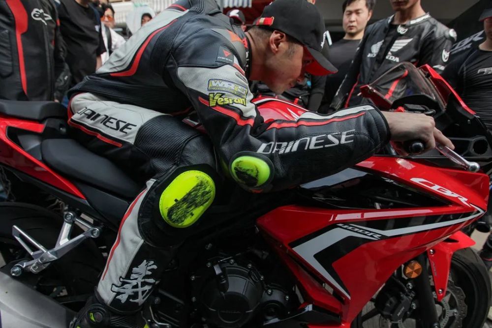 与honda cbr400r一起下赛道,享受极速压弯的骑趣_腾讯新闻