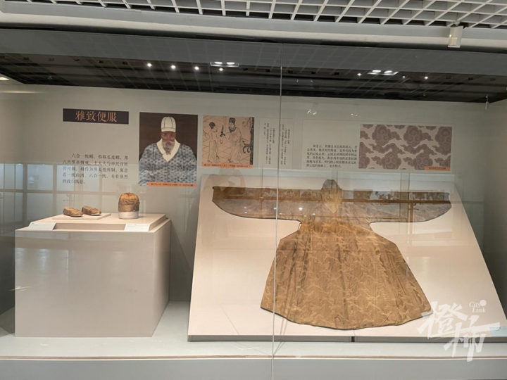 墓葬中出土的纺织品文物正在中国丝绸博物馆展览,一共12件,由中国丝绸