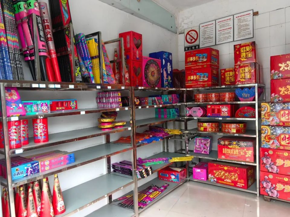 记者昨天来到萧山义桥老街一家烟花店.