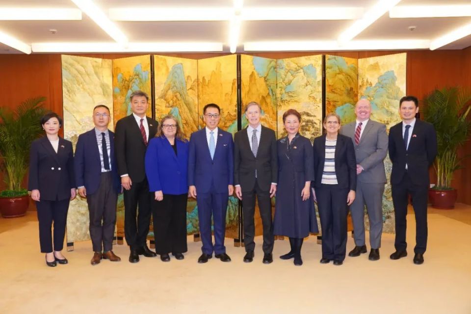 王宁院长会见美国驻华大使尼古拉斯·伯恩斯