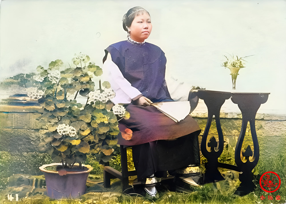 缠足妇女解开裹脚布,让那位站着的外国人看稀罕.