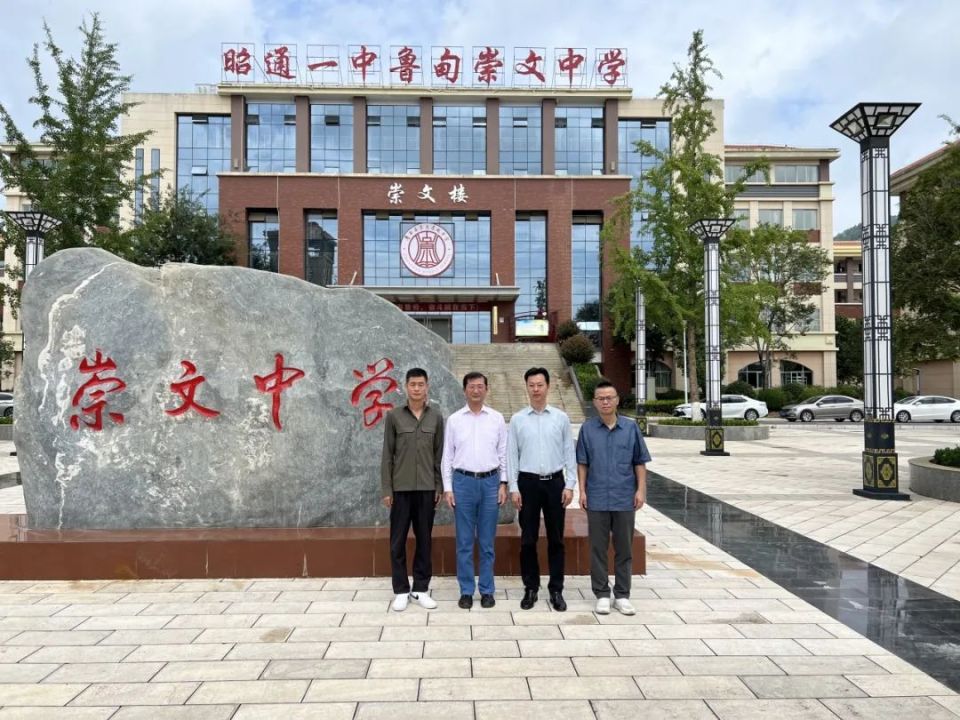 第一批教育帮扶团队在崇文中学合影目前帮扶时间已经过半,普陀区"组团