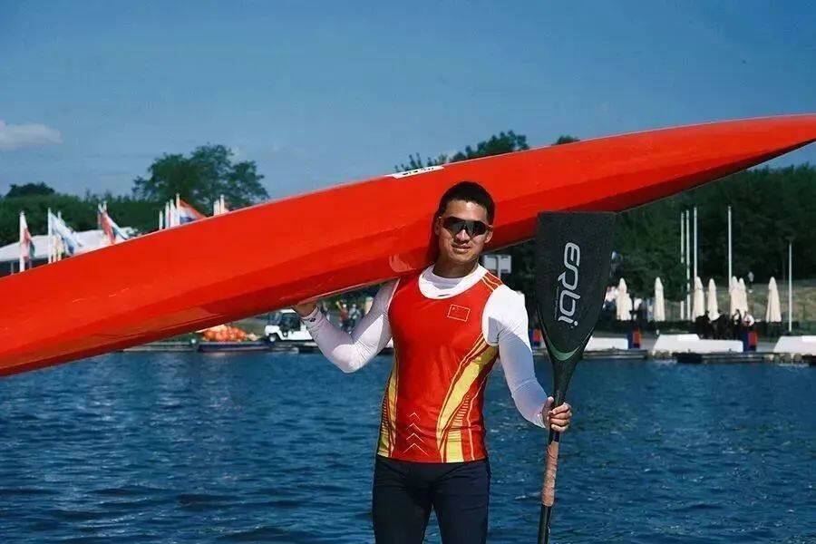 云南运动员刘浩与队友晋级半决赛