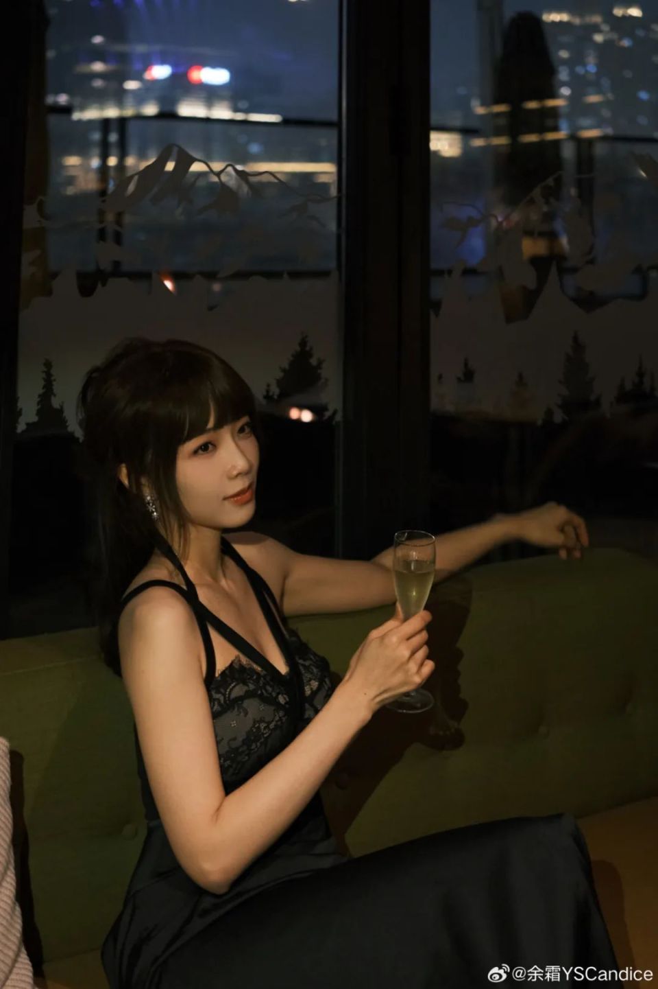 【lpl老婆】这是能看的吗?余霜蕾丝华丽礼服,风韵犹存太美了_腾讯新闻