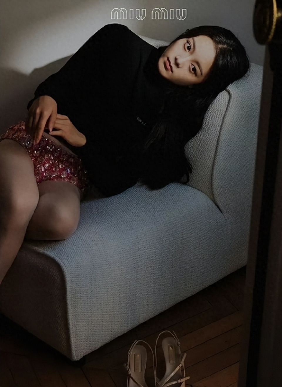 杨幂董洁赵今麦下身仅穿miumiu钻石内裤拍照秀美腿,内裤外穿引争议:这