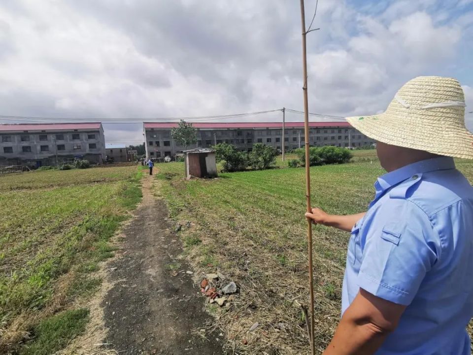 宝应县司法局鲁垛司法所工作人员到田间地头帮助两户村民调解农田灌溉