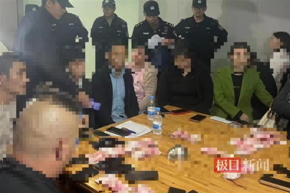 丢硬币猜单双，20余人赌博被抓_腾讯新闻