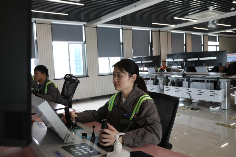 从法学毕业生到龙门吊司机她说当工人也挺好