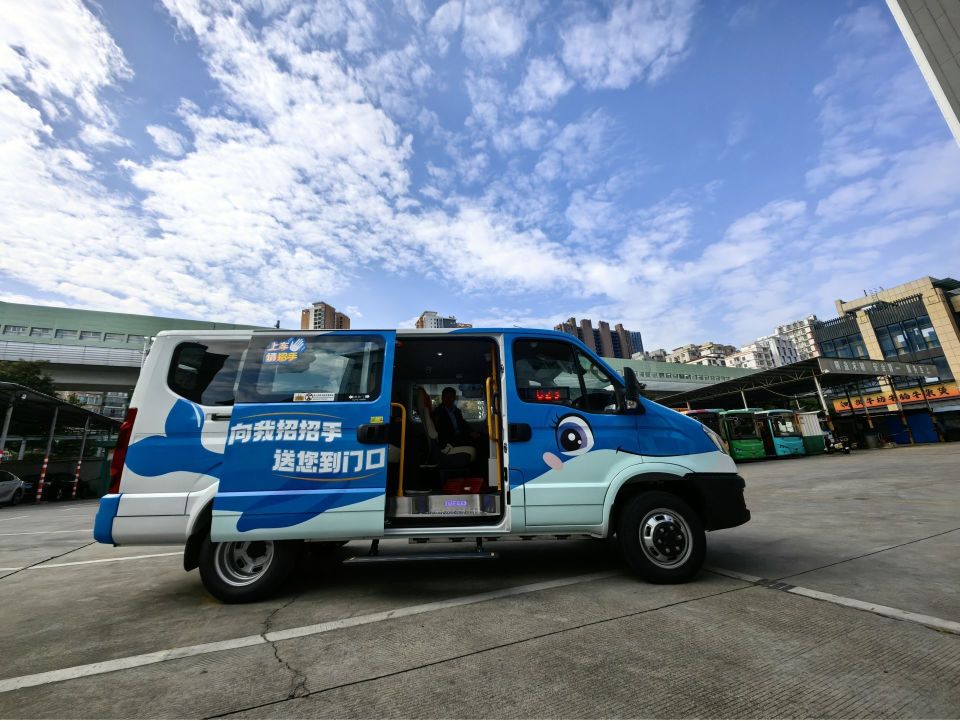 深圳巴士集团100台"蓝海豚"小型巴士投运