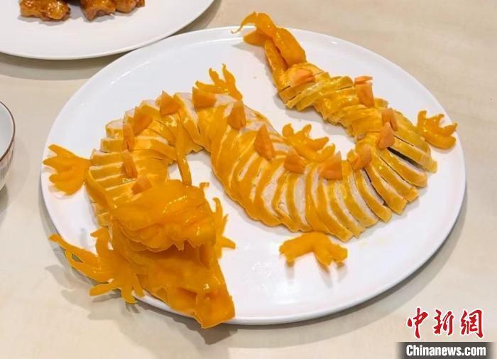 福暖中国丨z世代成年饭掌勺人玩转花样龙年菜