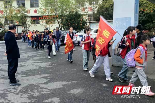 醴陵市小黄帽路队制为学生保驾护航