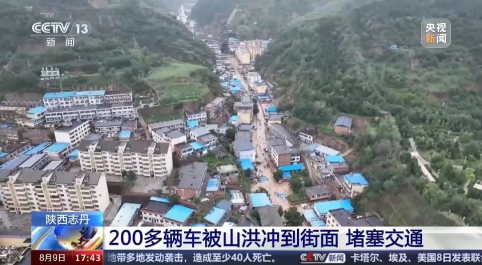 陜西一地突遭大暴雨，200多輛車被沖上街頭，居民：天像開了窟窿