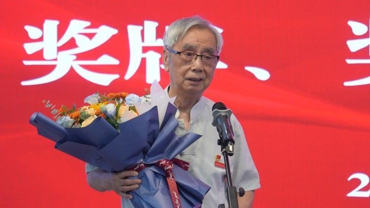 国内第二位！杨武能获“北极光”杰出文学翻译奖，他把奖杯赠予学校_腾讯新闻