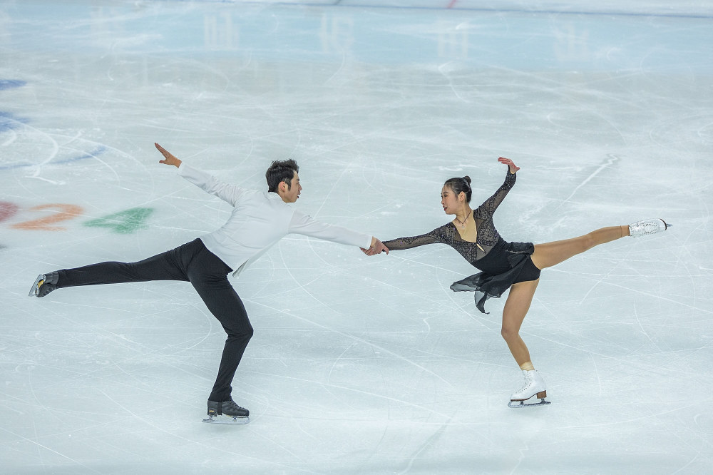 花样滑冰公开组双人滑彭程王磊夺冠