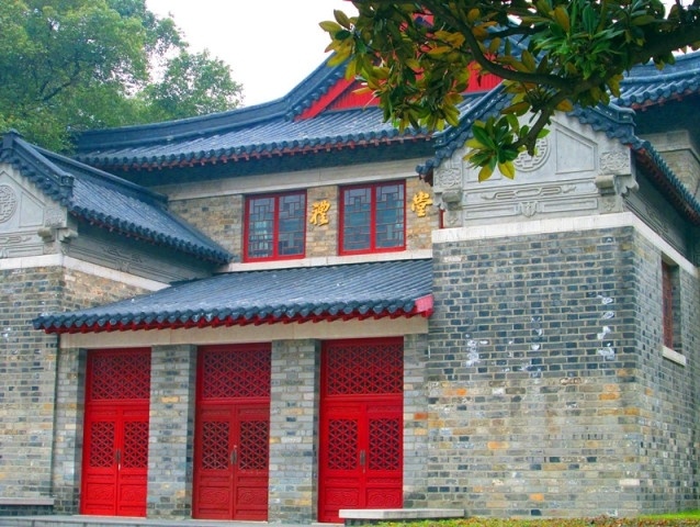 一座中国古典建筑风格的礼堂,在南京城内开工建设,这就是原金陵大学大