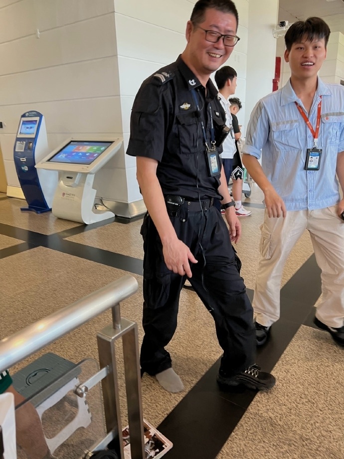 好家伙欧文球迷太热情把保安大哥鞋给干丢了