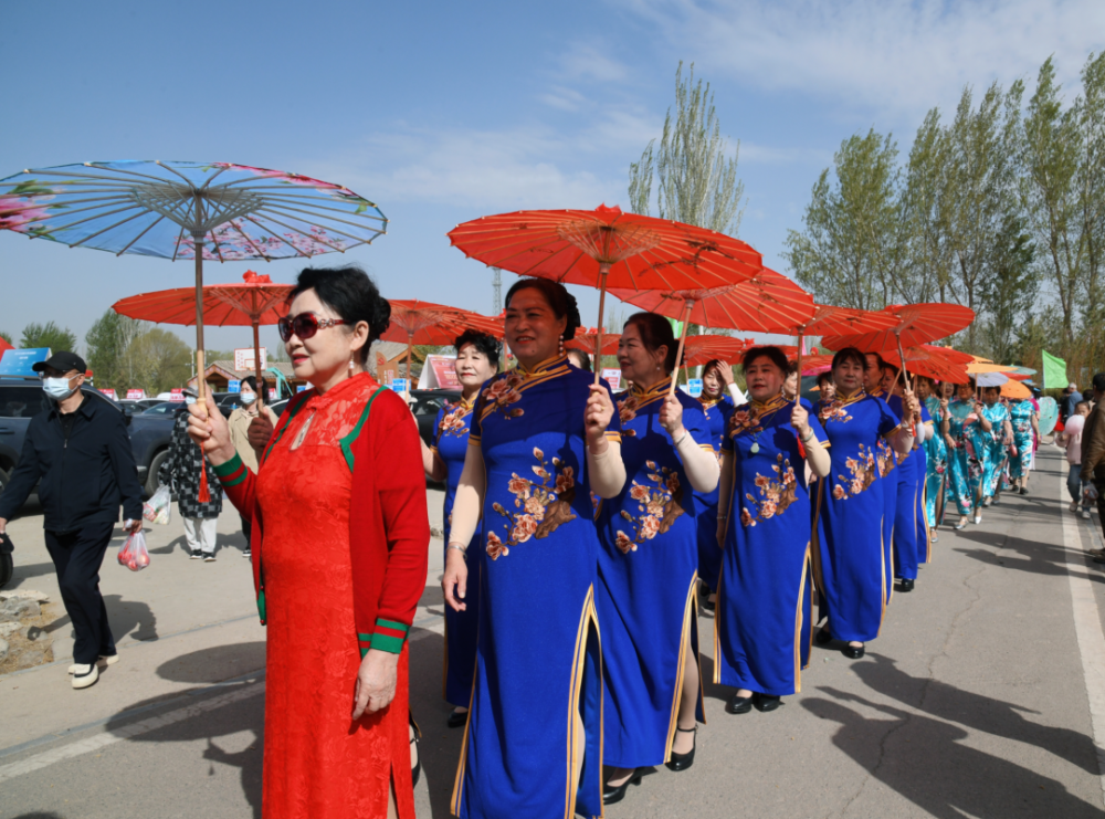 临河区第六届梨花节今日开幕,现场百亩花海竞相绽放,人山人海!