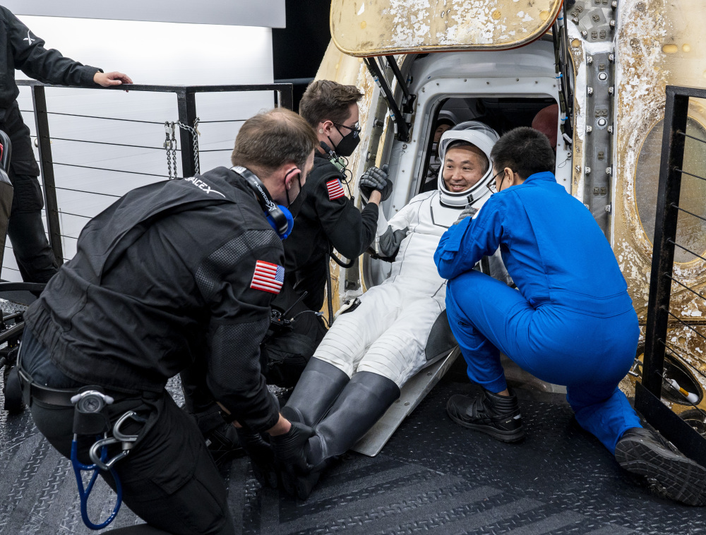 (外代一线)美国龙飞船载4名宇航员返回地球