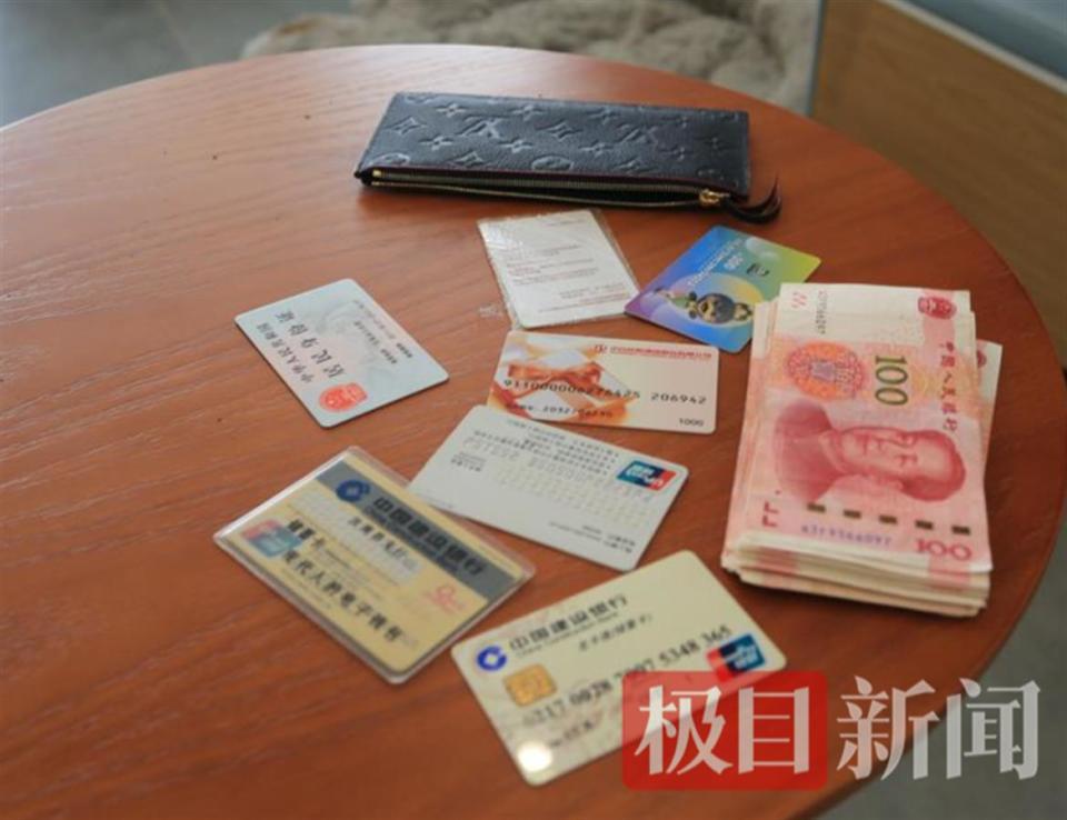 游客丢失4000元现金与证件蔡甸景区员工捡到主动归还