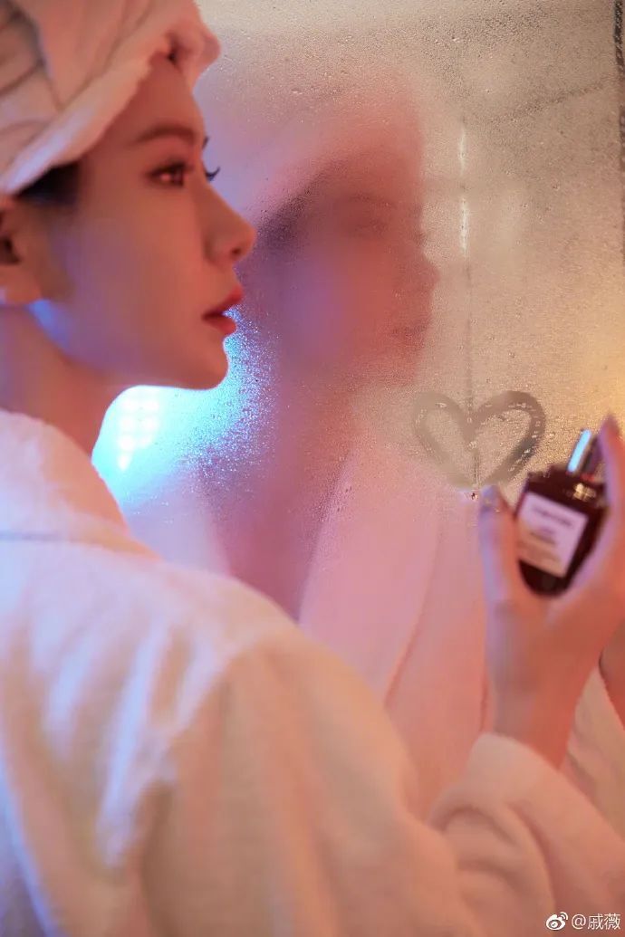 更是在家中设立了一个专门用来储存香水的冰箱,直言所有的香水加起来