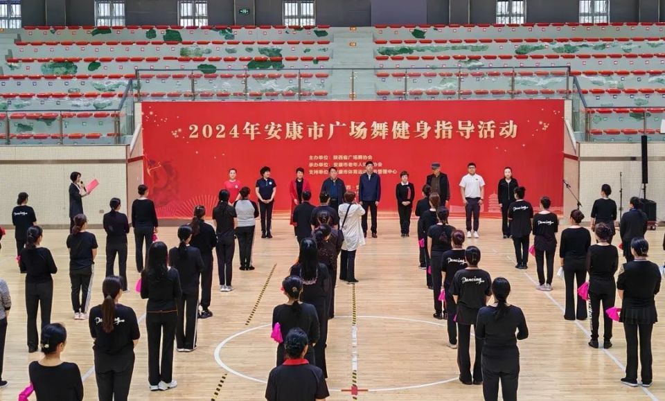 教练员来自安康各广场舞舞队的在金州广场训练馆内举行健身指导活动