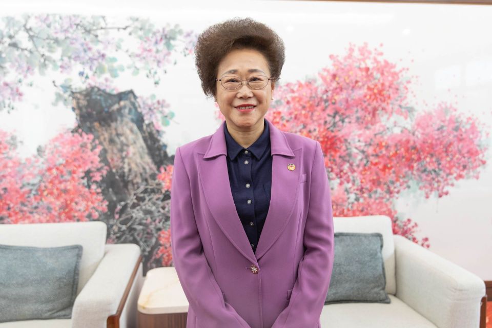 全国两会前奏住深全国政协委员吴以环为一老一小托起稳稳的幸福