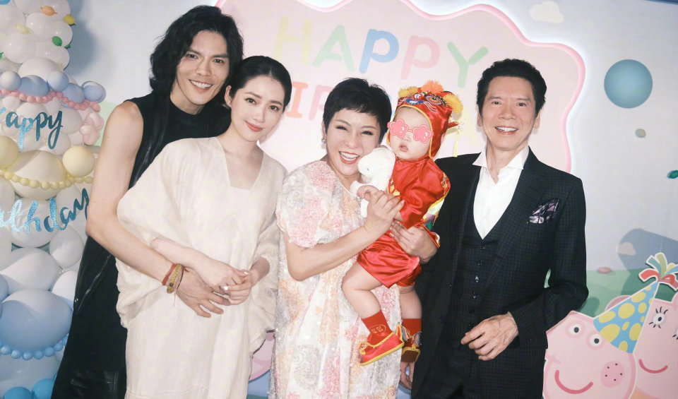 75岁向华强亮相孙子周岁宴,精神抖擞不输向佐-腾讯新闻