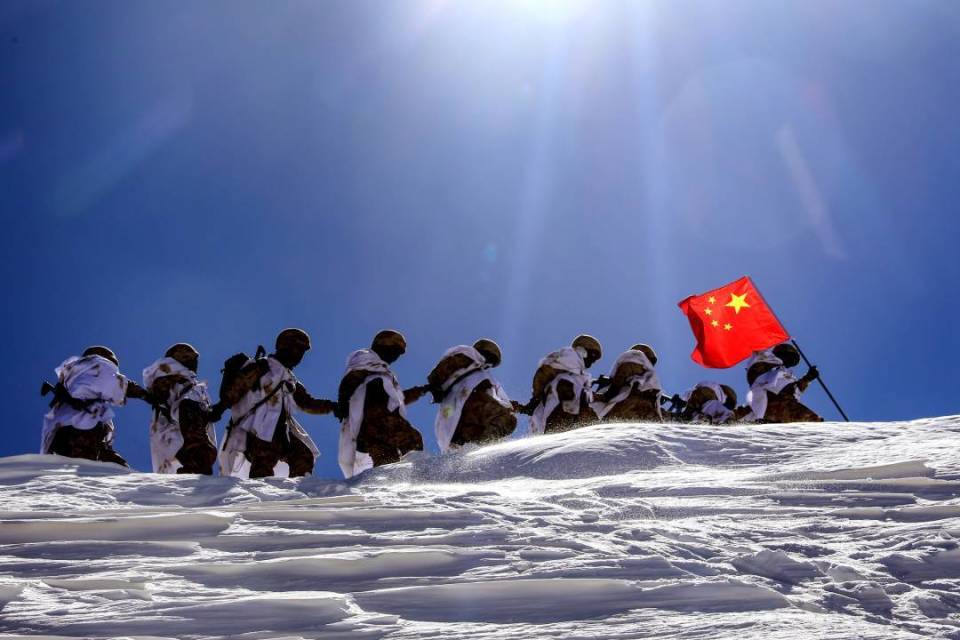 他们在边防线上踏雪巡逻_腾讯新闻