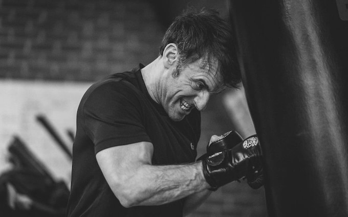 肌肉突出被疑修图硬汉造型引发调侃马克龙拳击写真秀男子气概