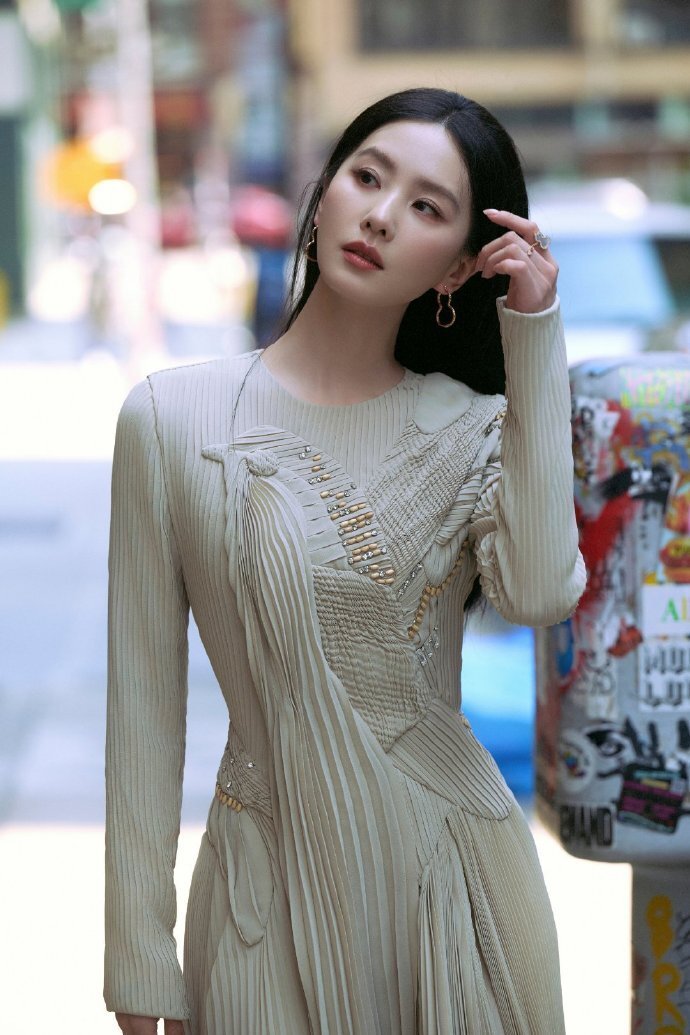 刘诗诗纽约街拍惊艳曝光!秋冬氛围感女王驾到,温柔优雅诠释时尚新高度