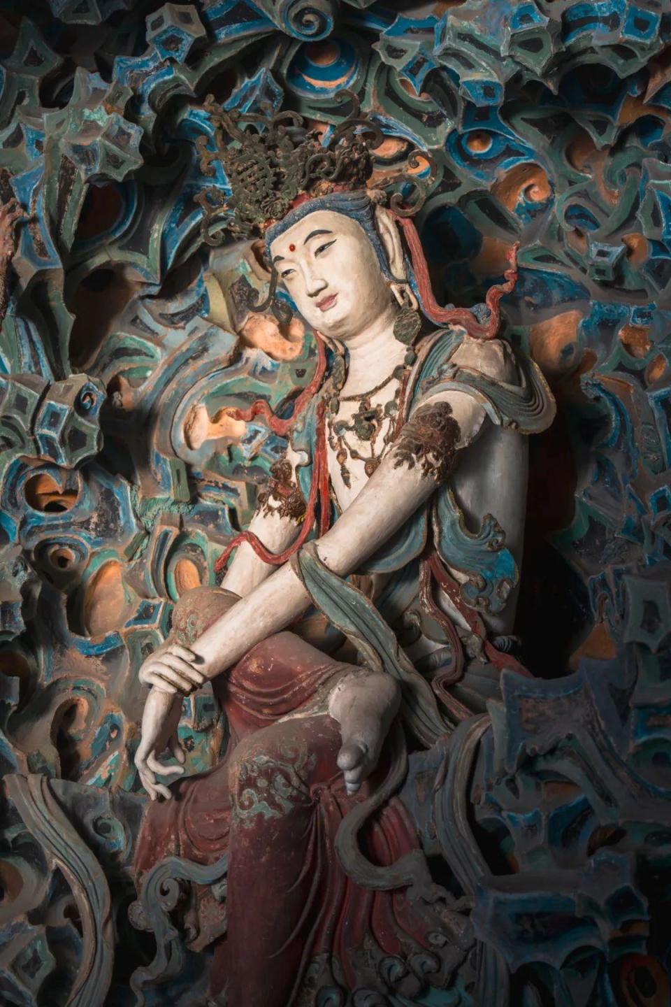 四面伸展的歇山式抱厦,是隆兴寺摩尼殿的建筑特色.