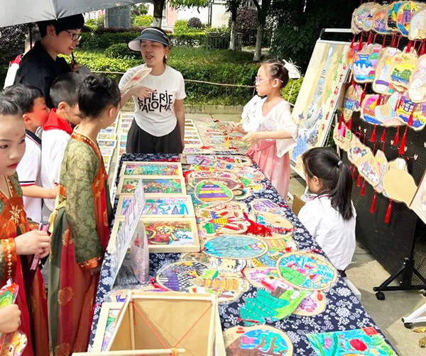 阅读活动作品展示区:"书香满园"作文集,寓言童话故事小报,学生自制