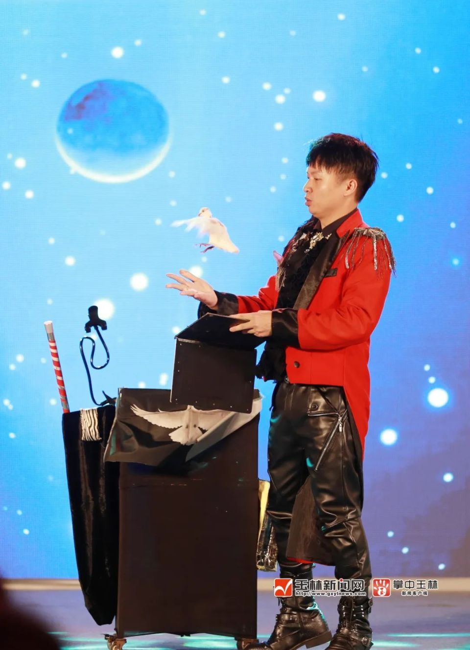 容县代表队的魔术《鸽子情缘》.