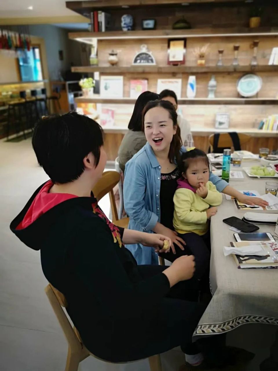 "智慧妇人"读书会活动时亭亭的爱人杨勇,是一名设计师,在繁忙工作之余