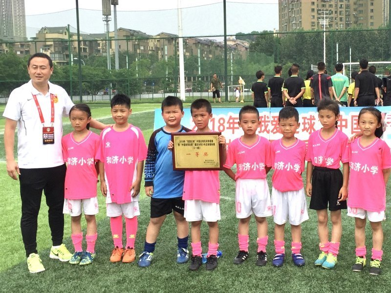 签下西甲球队职业合同的16岁少年刘凯源在重庆开启青训_腾讯新闻