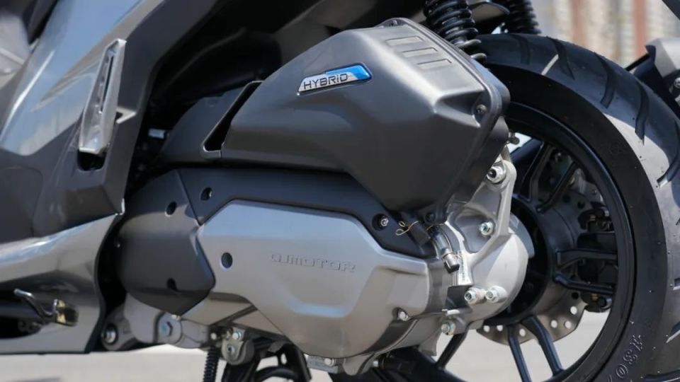 最智能的国产踏板车型,qjmotor鸿150实测,操控给力,性能靠谱,车机系统