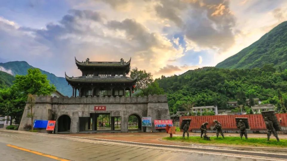 地貌奇特,动植物分布完整,南北曲径混杂,景区内群山相连,秀峰林立