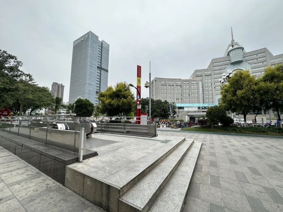 交通方面,地块与5号线大沙东站直线距离仅500米左右,步行可达,大约