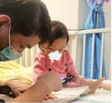 小妍生病前,妈妈的社交平台里晒的满满的都是对孩子的爱,10条里有8条