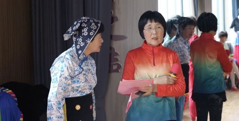 因舞相聚,金山这些阿姨妈妈们的"银发生活"多姿多彩