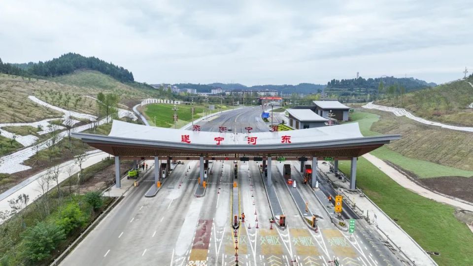 由于修建时间长,又位于高速收费站口,道路病害多,通行能力弱,已不能