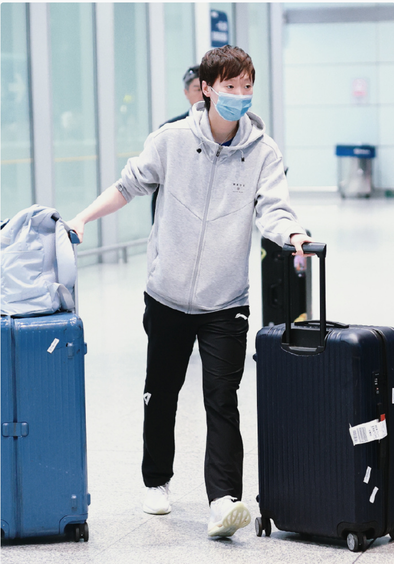 孙颖莎穿拖鞋可爱亮相,樊振东婉拒女球迷送花_腾讯新闻