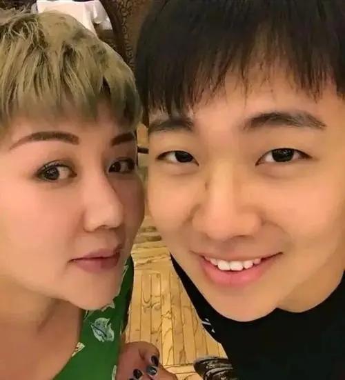 郭德纲老婆王惠暴肥引人担忧,走路全程要人搀扶,郭汾瑒体型像妈