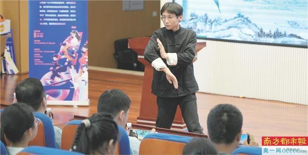 校园咏春代言人领诵咏春祖训诗词女孩即兴比拼飞花令