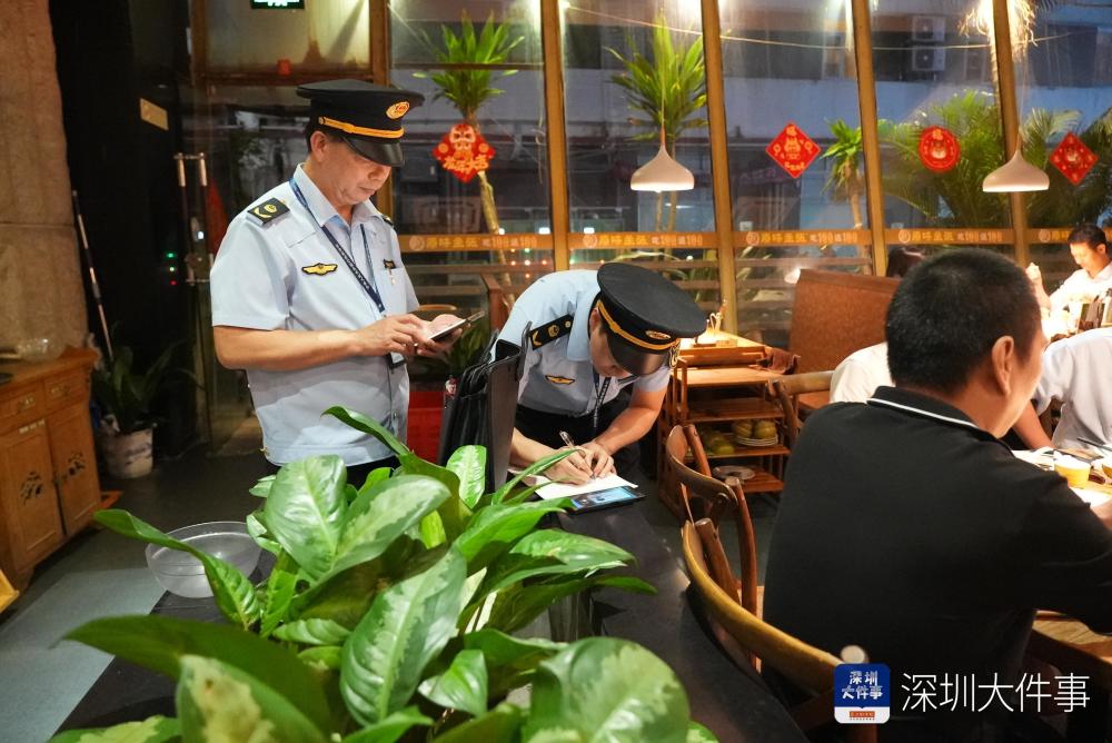 男子吸烟同伴瞎扯"熏蚊子",专家:餐厅应履行控烟职责