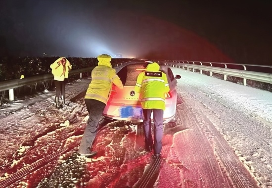 2月2日凌晨,張花高速公路路面結冰,交警協助駕駛人將拋錨故障車輛推