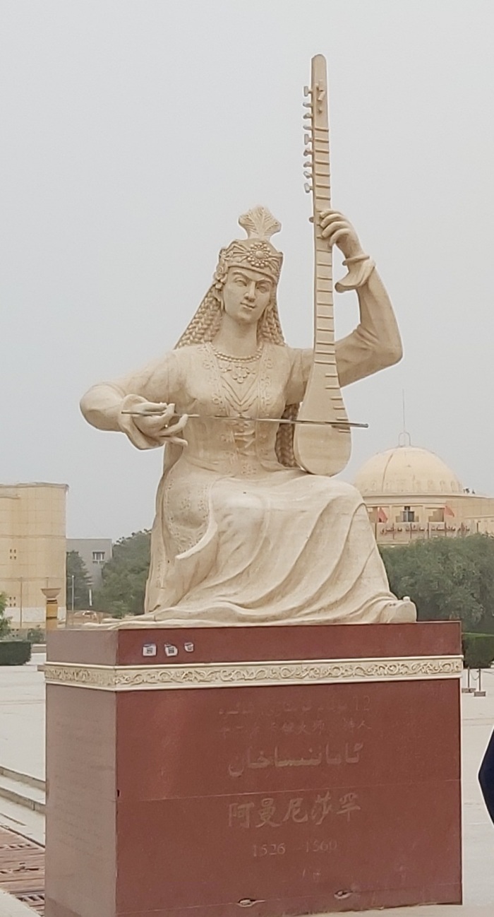 阿曼尼莎,莎车县其乃巴格路以东的十二木卡姆广场上就有她手操萨塔尔