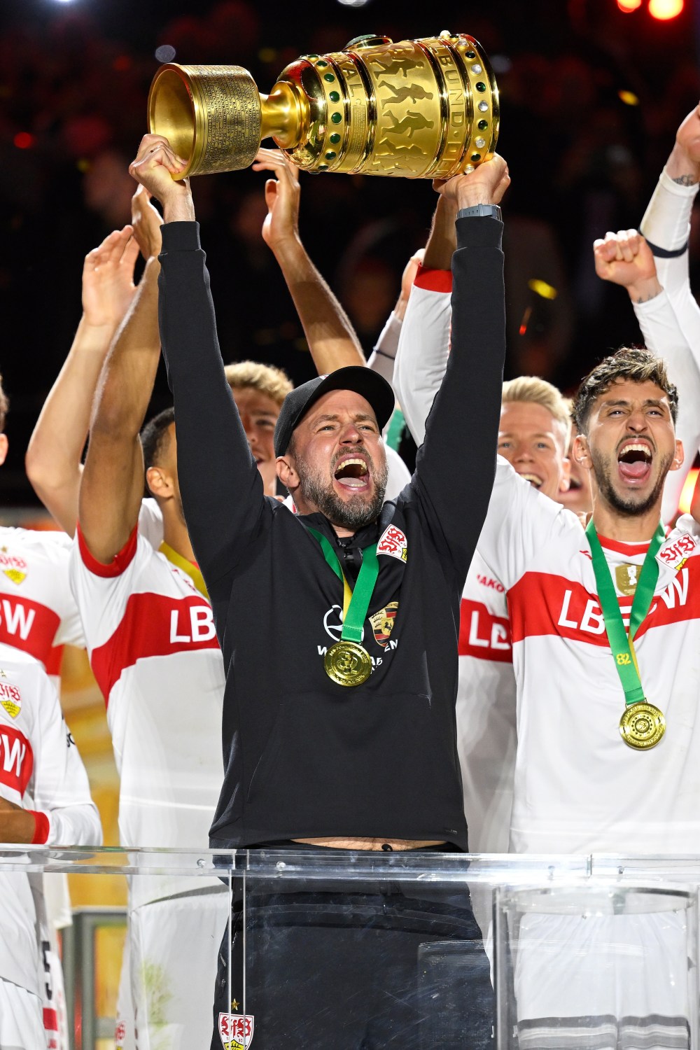 足球——德国杯:斯图加特队夺冠