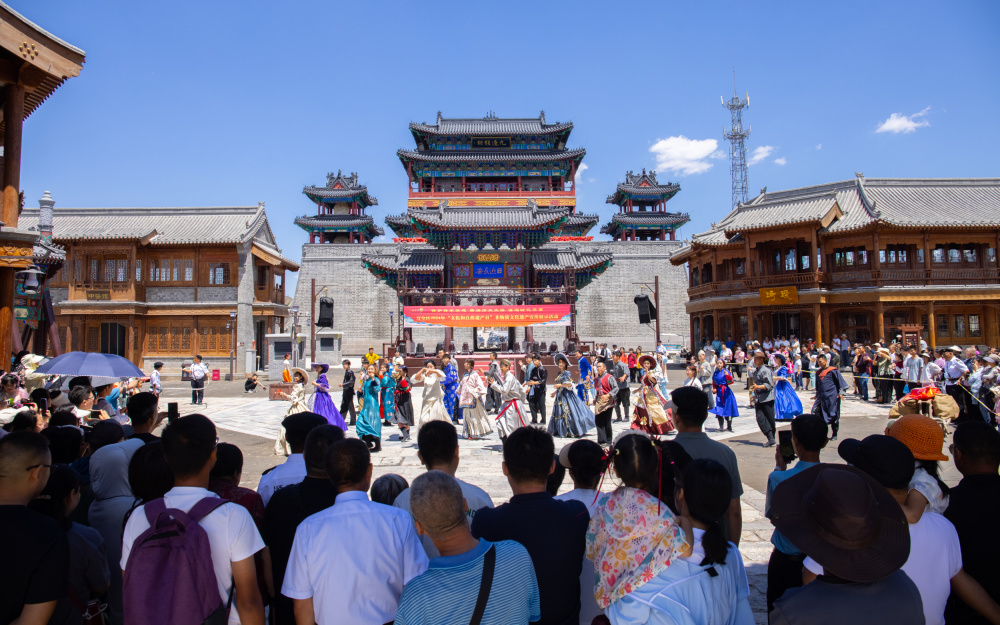 游客在万全右卫城观赏实景演出.